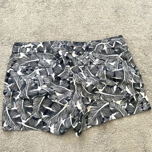 size 6 Banana Republic Hampton blue and white leaf design shorts